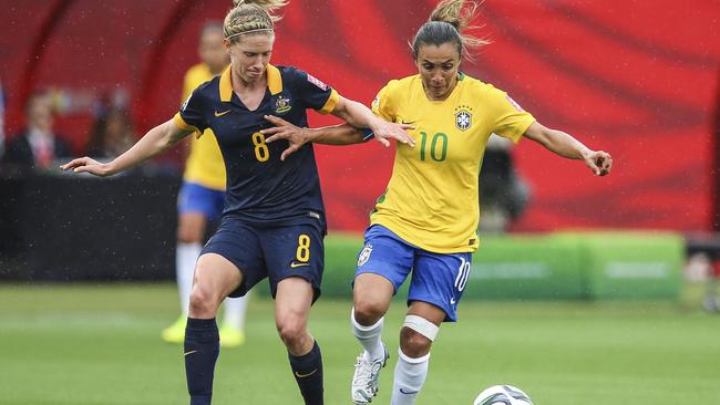 Elise Kellond-Knight fights for the ball with Marta at the 2015 women’s World Cup.