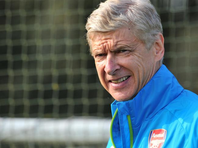 Arsenal's French manager Arsene Wenger takes part in a team training session ahead of their UEFA Champions League Group D football match against Galatasaray at Arsenal's London Colney training ground, on September 30, 2014. AFP PHOTO/GLYN KIRK