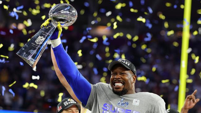 INGLEWOOD, CALIFORNIA - FEBRUARY 13: Von Miller #40 of the Los Angeles Rams holds up the Vince Lombardi Trophy after Super Bowl LVI at SoFi Stadium on February 13, 2022 in Inglewood, California. The Los Angeles Rams defeated the Cincinnati Bengals 23-20.   Kevin C. Cox/Getty Images/AFP == FOR NEWSPAPERS, INTERNET, TELCOS & TELEVISION USE ONLY ==