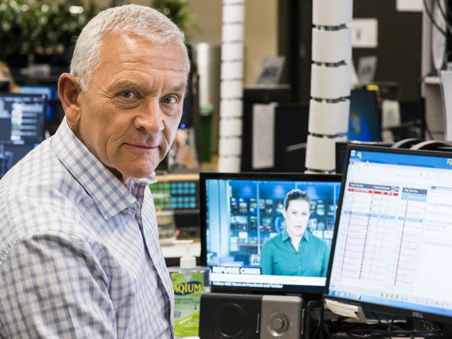 Veteran ABC newsreader Ian Henderson is retiring.