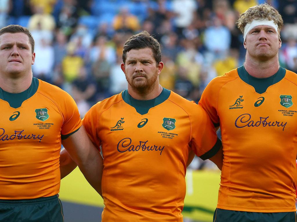 38-year-old Greg Holmes (C) became the oldest Wallaby since World War II when he lined up on Saturday. (Photo by Patrick Hamilton / AFP)