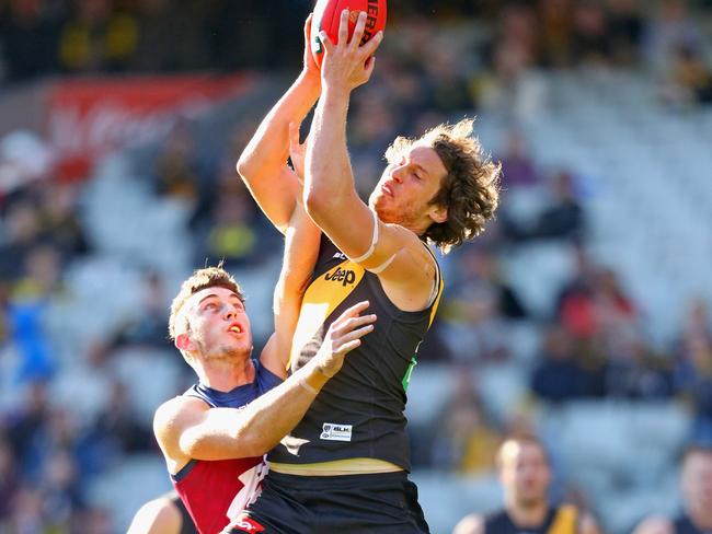 Tyrone Vickery marks against Brisbane.