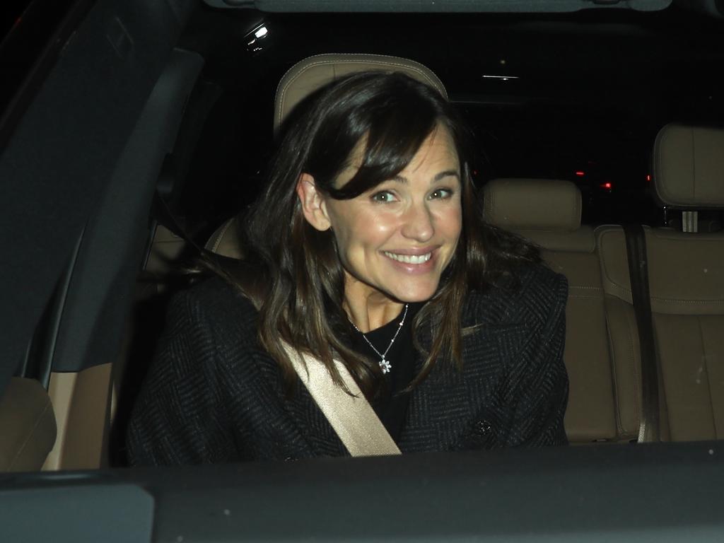 Jennifer Garner smiles for photographers as she leaves a girls night out in Los Angeles. Picture: The Hollywood Curtain / BACKGRID