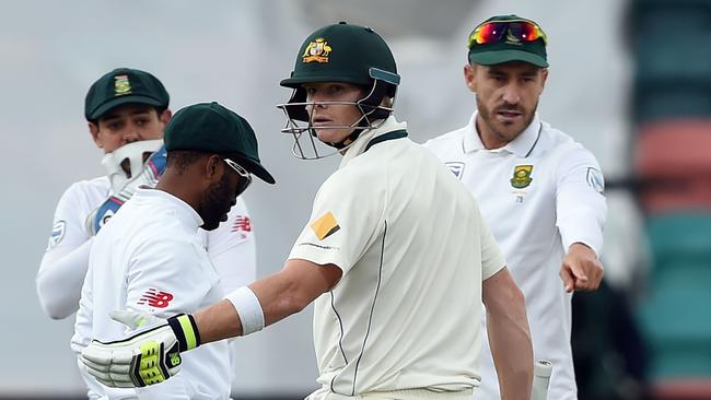 Faf du Plessis and Steve Smith react after the collision with Vernon Philander.