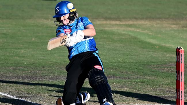 Katie Mack in action for the Strikers. Picture: Bradley Kanaris/Getty Images