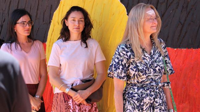 Judge Armitage with her counsel assisting Maria Walz and Peggy Dwyer outside House 511 in Yuendumu. Picture: Jason Walls.