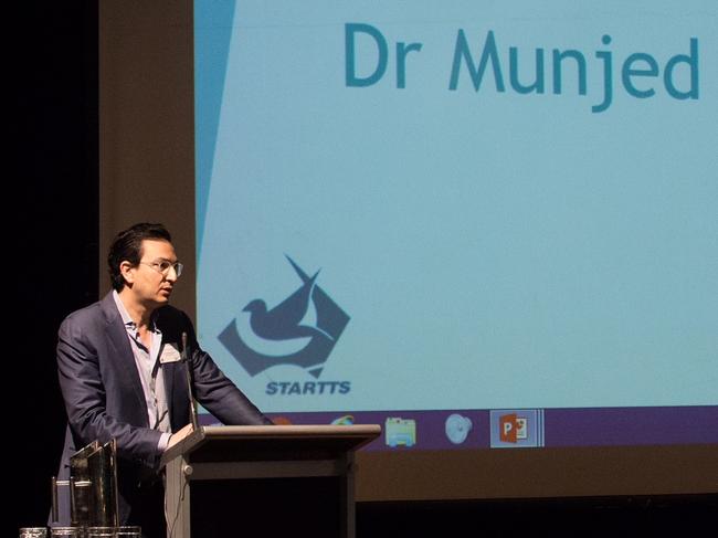 Dr Munjed al-Muderis addresses a crowd representing 20 refugee groups at the ninth Refugee Communities in Cultural Transition forum. Photo credit: Jordan Gilliland