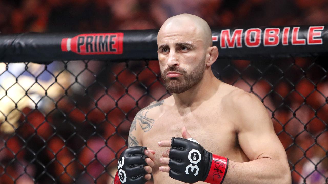 LAS VEGAS, NEVADA - JULY 08: UFC featherweight champion Alexander Volkanovski prepares for his fight against interim champion Yair Rodriguez during UFC 290 at T-Mobile Arena on July 08, 2023 in Las Vegas, Nevada. Volkanovski retained his title with a third-round TKO. (Photo by Steve Marcus/Getty Images)