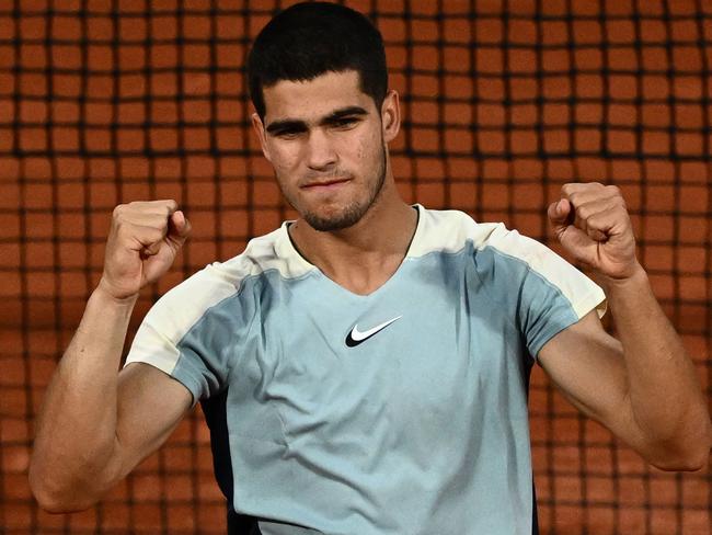 Spain's Carlos Alcaraz celebrates after winning against Argentine's Juan Ignacio Londero at the end of their men's singles match on day one of the Roland-Garros Open tennis tournament at the Court Philippe-Chatrier in Paris on May 22, 2022. (Photo by Anne-Christine POUJOULAT / AFP)