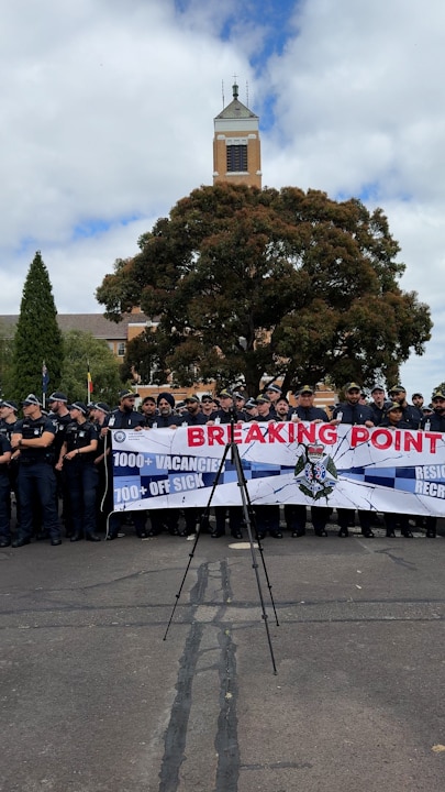 Hundreds of Victorian police officers walk off the job