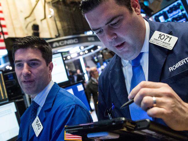 NEW YORK, NY - DECEMBER 14: Traders work on the floor of the New York Stock Exchange during the morning of December 14, 2015 in New York City. The Federal Reserve may make an announcement this week raising interest rates. Photo by Andrew Burton/Getty Images) Andrew Burton/Getty Images/AFP == FOR NEWSPAPERS, INTERNET, TELCOS & TELEVISION USE ONLY ==