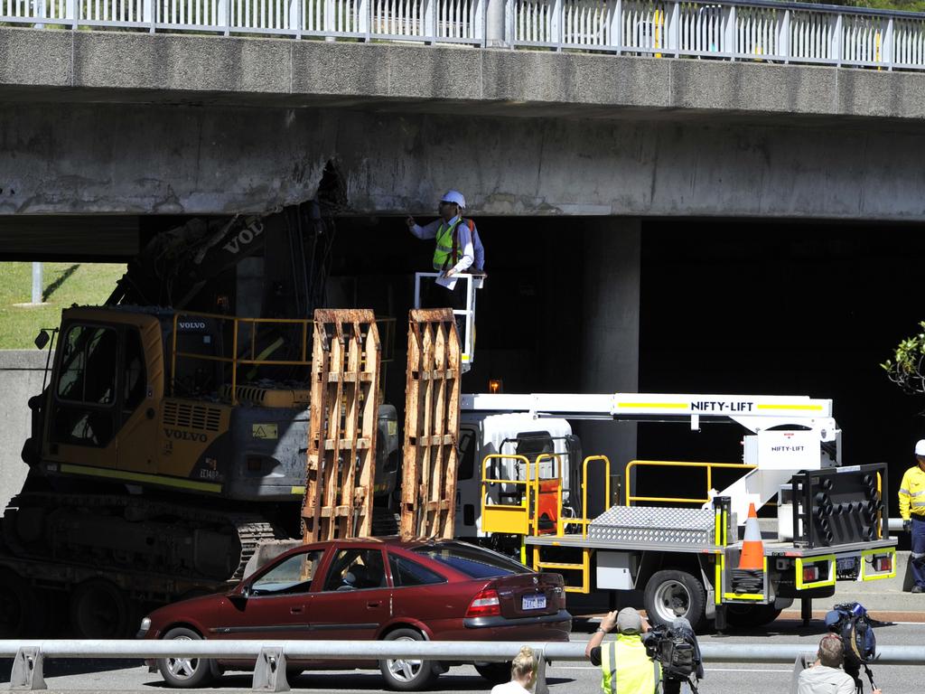 Tow truck got stuck with its crane on a bridge, causing severe damage to  the loaded vehicle. 25 September 2021 xpost from Catastrophic Failure :  r/Hookit