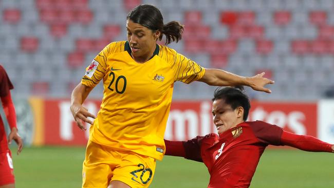 Australia's forward Samantha Kerr (C) vies for the ball with Thailand's defender Natthakarn Chinwong during the AFC Women's Asian Cup Semi Final match between Australia and Thailand at the King Abdullah II Stadium in the Jordan city of Amman on April 17, 2018. / AFP PHOTO / JACK GUEZ