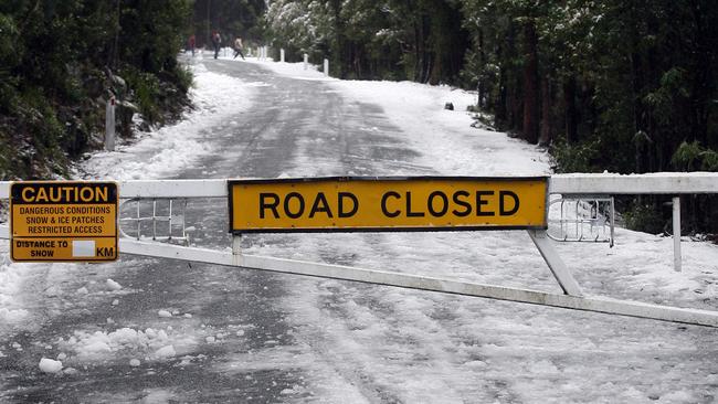 Snow forces the closure of the road to the Mt Wellington pinnacle.