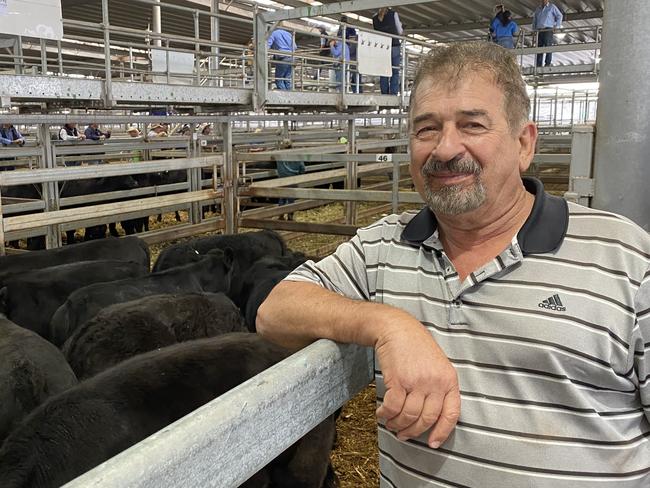 It's a good time to be buying cattle according to Cobram's Frank Goegan who bought Angus steers, 342kg, for $1400 and another pen of 344kg Angus steers for $1435, paying between 409-417c/kg.