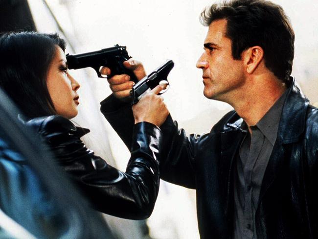 Actor Mel Gibson with Lucy Liu in scene from film "Payback"./Films/Titles/Payback