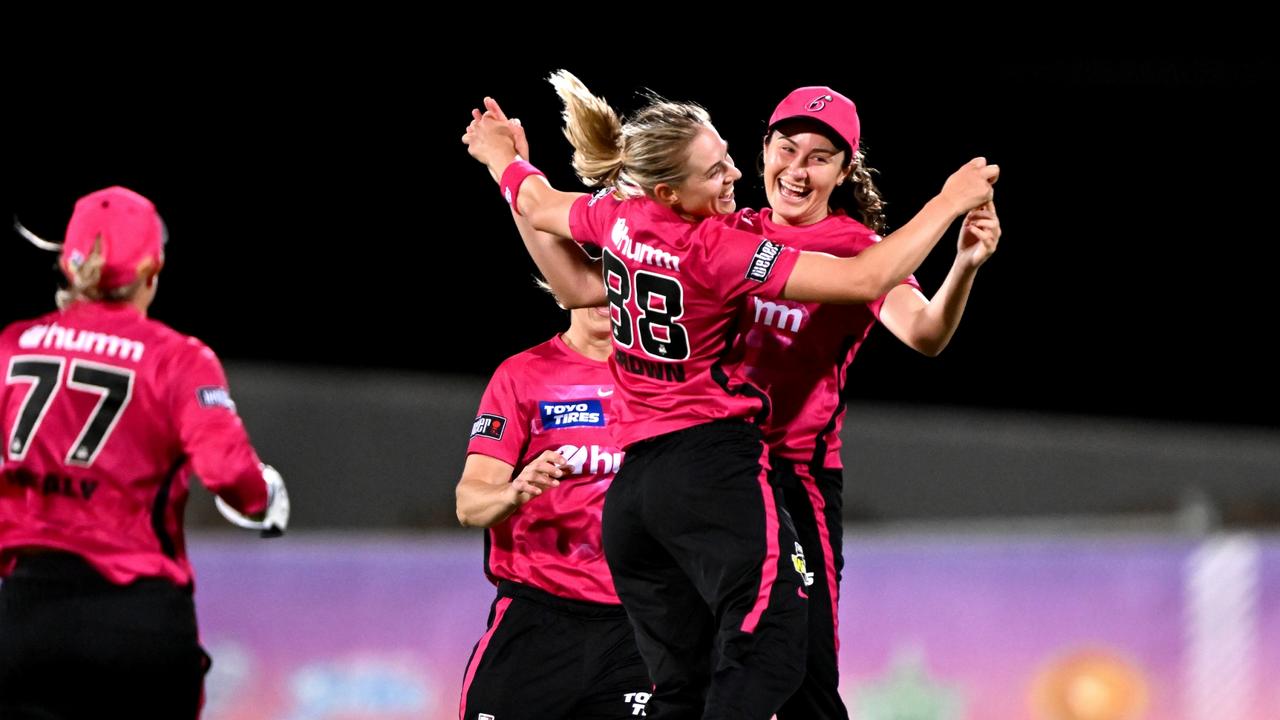 Maitlan Brown of the Sixers celebrates taking the wicket of Laura Harris of the Heat. (Photo by Bradley Kanaris/Getty Images)