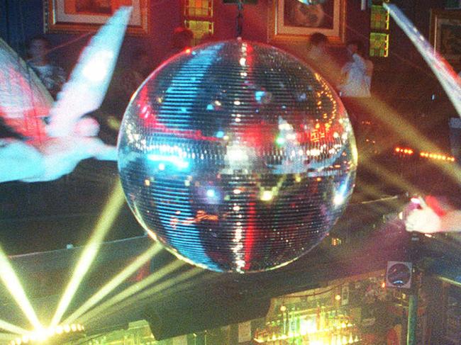 07 Jul 2000 - Heaven Nightclub in the /Valley - the Bar area.  PicSteve/Pohlner discos nightclubs interior illuminations mirror ball laser lights