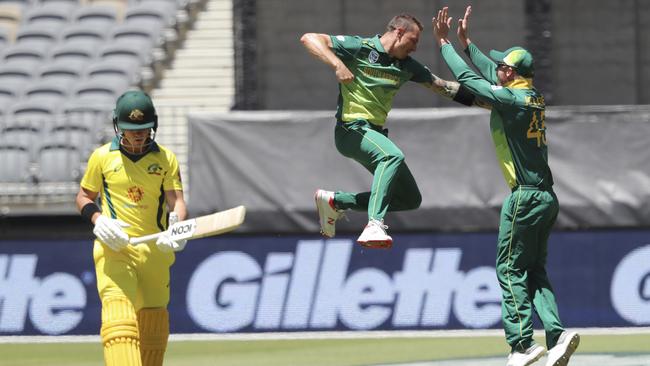 D’Arcy Short walks off as Dale Steyn celebrates with Heinrich Klaasen.