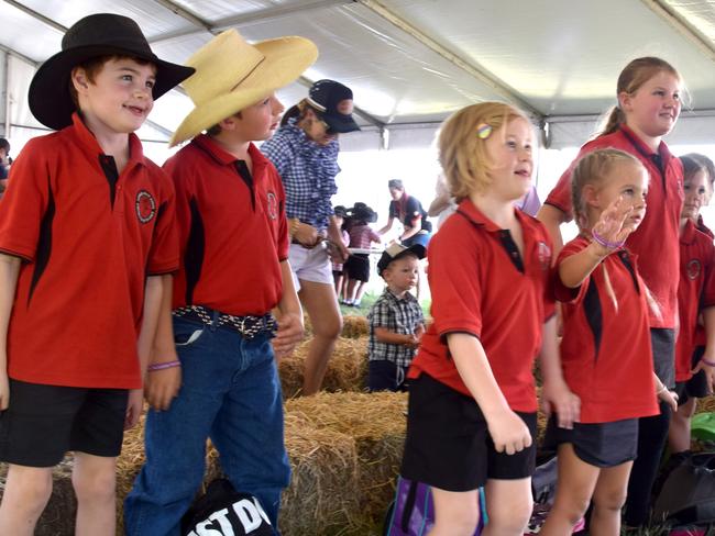 BEEF AUSTRALIA 21: Goovigen SS students at Kidzone watching Farmer George