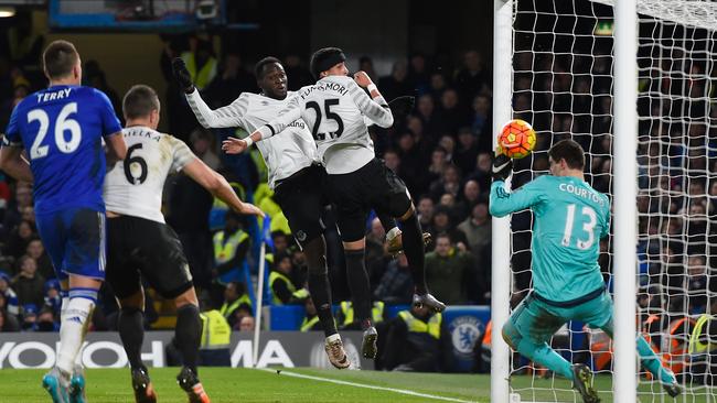 Ramiro Funes Mori (2nd R) of Everton scores his team's third goal.