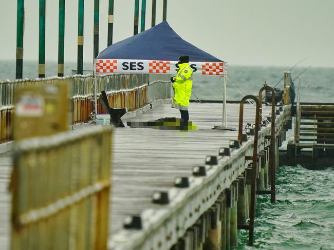*PIXELATED *WARNING PHOTO OF A DEAD PERSON*, MELBOURNE AUSTRALIA - NewsWire Photos JUNE 29, 2024: The body of a man is seen at Frankston Pier , Picture: NewsWire / Luis Enrique Ascui