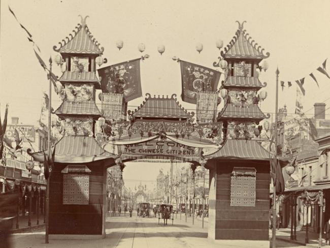 This arch was built over Swanston Street by Melbourne’s Chinese community to celebrate the arrival of the Duke of York to Melbourne in 1901. Picture: HWT Library.