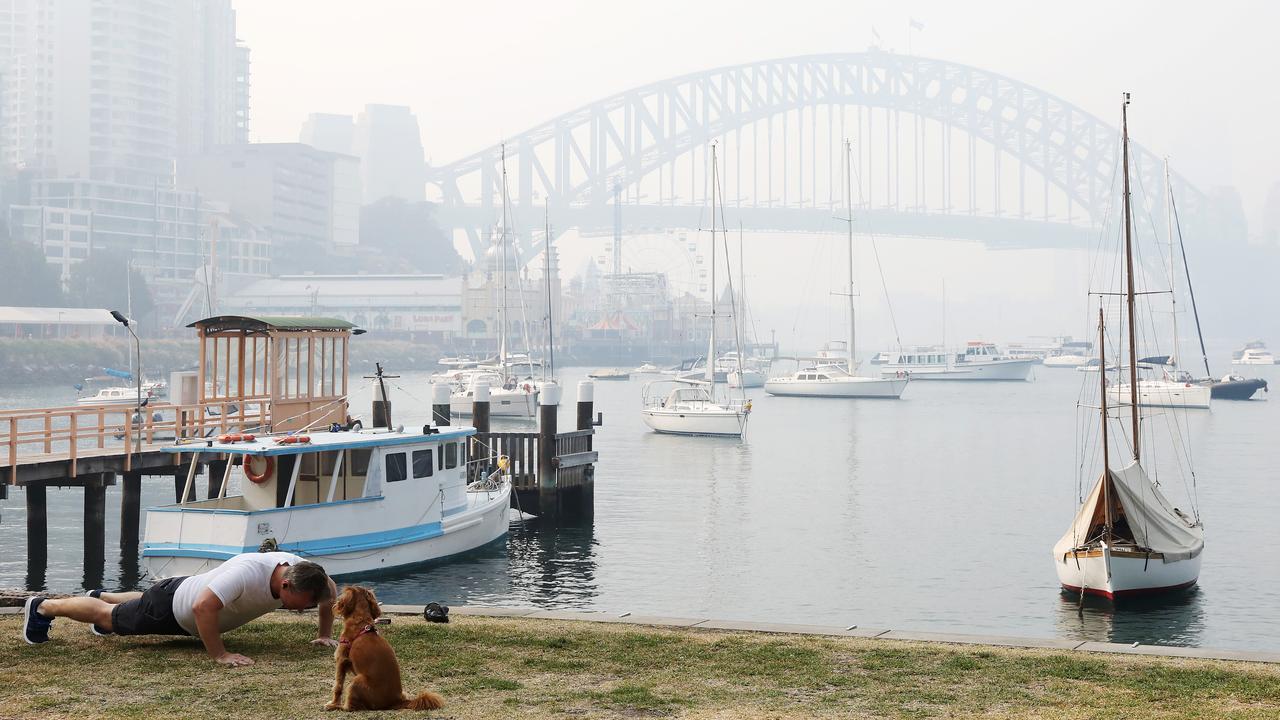 Smoke shrouds the Sydney Harbour Bridge on November 21 in Sydney. Picture: Cassie Trotter/Getty Images