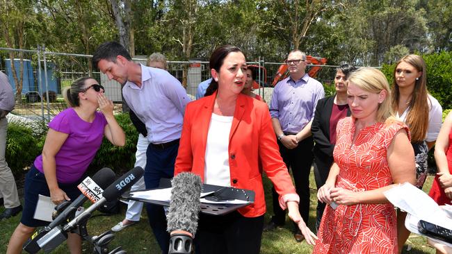 Premier Palaszczuk (centre): “My message to (Prime Minister) Malcolm Turnbull and the Federal Government is let’s get on with it, fix the M1, make it better for the residents of the Gold Coast and put politics aside.”( AAP Image/Darren England)