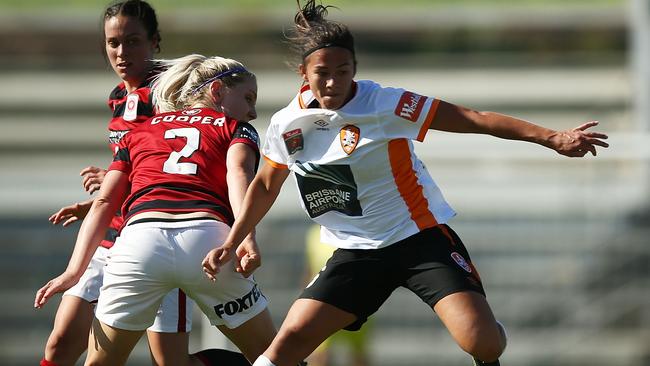 SYDNEY, AUSTRALIA - NOVEMBER 26: Angela Beard of the Roar takes on Caitlin Cooper of the Wanderers during the round four W-League match between the Western Sydney Wanderers and the Brisbane Roar at Marconi Stadium on November 26, 2016 in Sydney, Australia. (Photo by Mark Metcalfe/Getty Images)