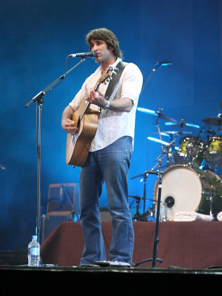 Pete Murray performs in 2009.