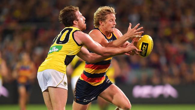 Rory Sloane beats Reece Conca of the Tigers to the ball on Thursday. Picture: Daniel Kalisz/Getty Images