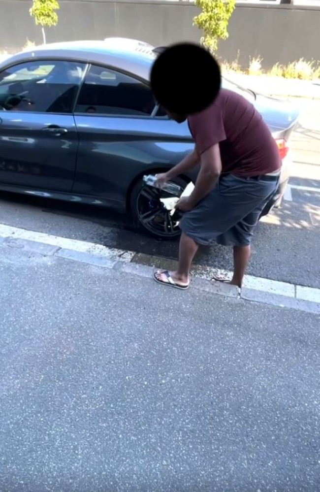 He then offered to wash the tyre. Picture: Instagram/leoalhalabi