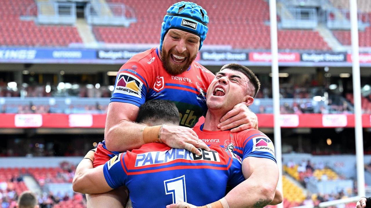 David Armstrong is congratulated by teammates after scoring a try. Photo: Bradley Kanaris/Getty Images.