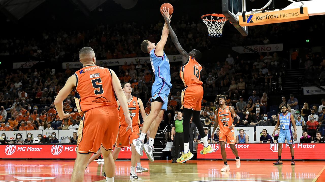 Yannick Wetzell of the Breakers drives to the basket at Cairns Convention Centre. (Photo by Albert Perez/Getty Images)