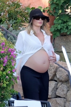 Pregnant Margot Robbie shows of growing baby bump in Italy