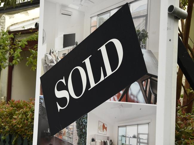 MELBOURNE, AUSTRALIA - NewsWire Photos OCTOBER 05, 2024: REAL ESTATE GENERICS - Sold sign on auction board. Picture: NewsWire / Andrew Henshaw