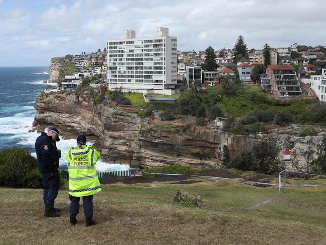 Police work to retrieve a body found at the base of cliffs at Diamond Bay, Vaucluse. Picture: Max Mason-Hubers