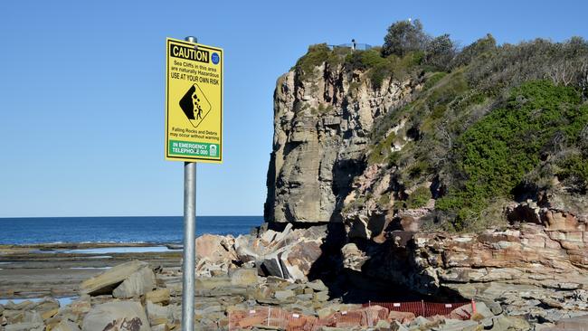 A man has drowned snorkelling off the rock shelf between The Skillion and the dog-friendly hill. (AAP IMAGE / Troy Snook)