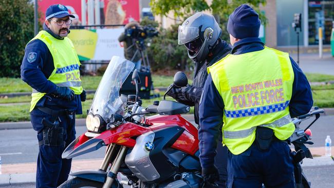 Police are checking people travelling from Victoria into NSW for permits in Albury. Picture: Simon Dallinger/NCA Newswire.