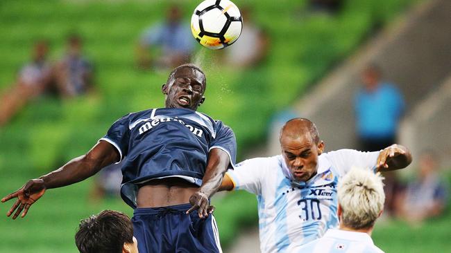 MELBOURNE, AUSTRALIA - FEBRUARY 13:  Kenny Athiu of the Victory heads the ball over Gleidionor Figueiredo Pinto of Ulsan Hyundai during the AFC Asian Champions Leagu between the Melbourne Victory and Ulsan Hyundai FC at AAMI Park on February 13, 2018 in Melbourne, Australia.  (Photo by Michael Dodge/Getty Images)