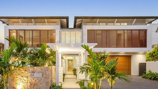 This Kingscliff house sold for $3,895,000 on June 3, 2020. It was marketed by LJ Hooker.