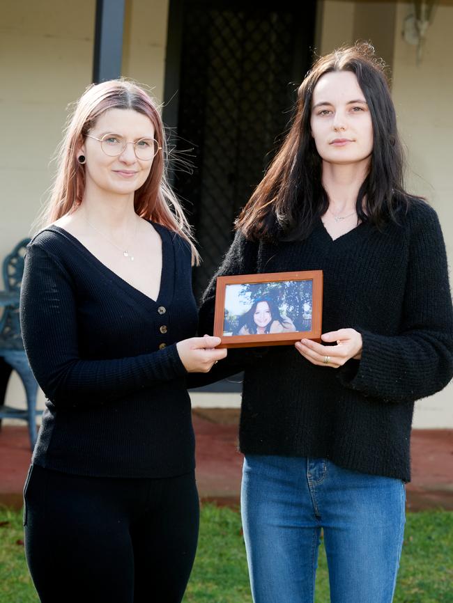 Kimmi Smith &amp; Shenta Bell with a photo of murder victim Synamin Bell. Picture: Frank Monger