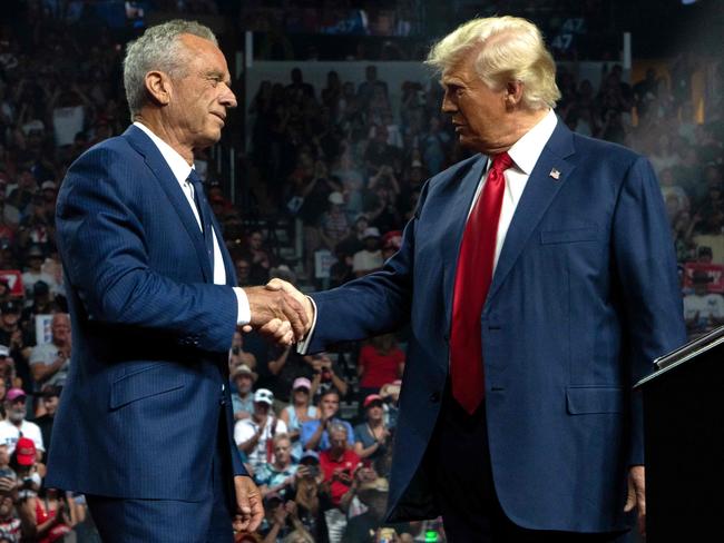 (FILES) Former Republican presidential candidate Robert F. Kennedy Jr. and former US President and Republican presidential candidate Donald Trump shake hands during a campaign rally at Desert Diamond Arena on August 23, 2024 in Glendale, Arizona. A scion of the famed Kennedy family. A Green Party activist. A self-proclaimed "armed and gay" libertarian. The US presidential election is toss-up between Democrat Harris and Republican Trump. However, the two-party system still left room this year for three fringe players who could yet influence an ultra-tight election on November 5. (Photo by Rebecca Noble / GETTY IMAGES NORTH AMERICA / AFP)