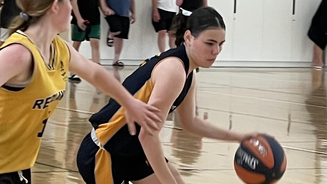 Caption Jessie-May Hall in action for Westfields Sports High at the 2022 Australian School Championships for basketball.