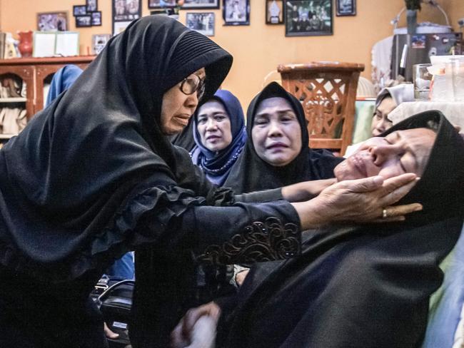 TOPSHOT - Merdiana Harahap (R) is consoled for the loss of her husband, a passenger on board the ill-fated Lion Air flight JT 610, in Medan, North Sumatra province on October 29, 2018. - All 189 passengers and crew aboard a crashed Indonesian Lion Air jet were "likely" killed in the accident, the search and rescue agency said on October 29, as it announced it had found human remains. (Photo by IVAN DAMANIK / AFP)