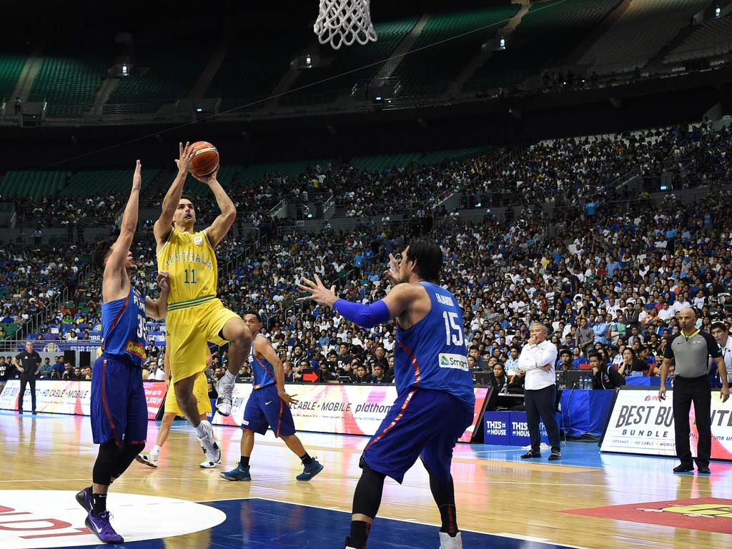 Australia's Kevin Lisch (C) drives to shoot against Philippine players during their FIBA World Cup Asian qualifier game at the Philippine arena in Bocaue town, Bulacan province, north of Manila on July 2, 2018. Australia won by default 89-53. / AFP PHOTO / TED ALJIBE