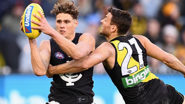 Charlie Curnow takes on Sam Lloyd.