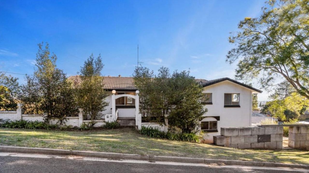 21 Benjamin St, Mount Lofty, is for sale.