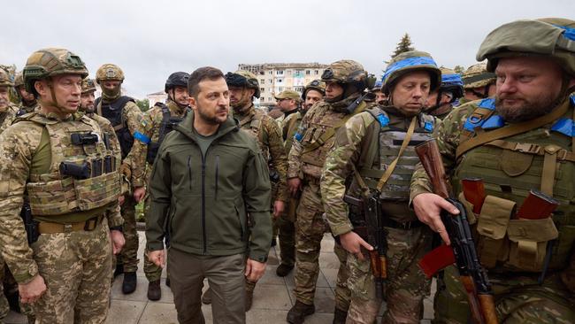 Volodymyr Zelensky talking with servicemen during his visit to the de-occupied city of Izyum, Kharkiv region. Picture: AFP.